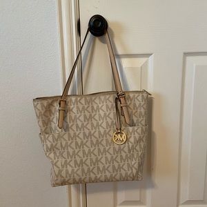 👑 Michael Kors purse white and tan MK logo print
